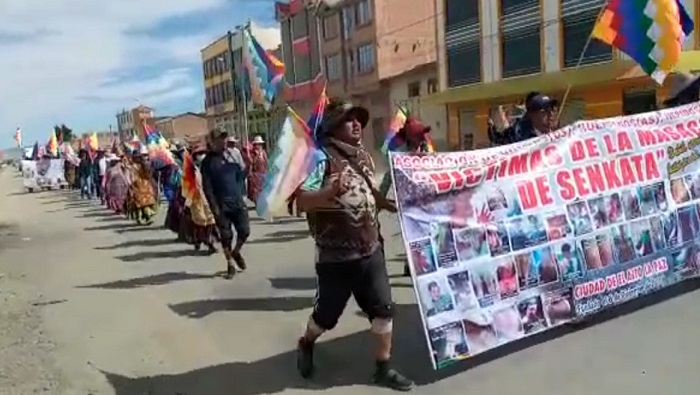 Los manifestantes marchan por la carretera Oruro-La Paz y tienen previsto recorrer 190 kilómetros.