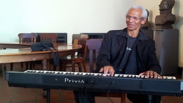 Tony Monserrat siempre tuvo pasión por la música, y también por la enseñanza. Era un educador natural. Ejerció la docencia en el Instituto Pedagógico de Caracas (1970-74) en las cátedras de Gimnasia Ritmica y Folclore. 