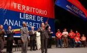 El líder de la Revolución Bolivariana, Hugo Chávez, celebra la declaración de Venezuela como territorio libre de analfabetismo en 2005.