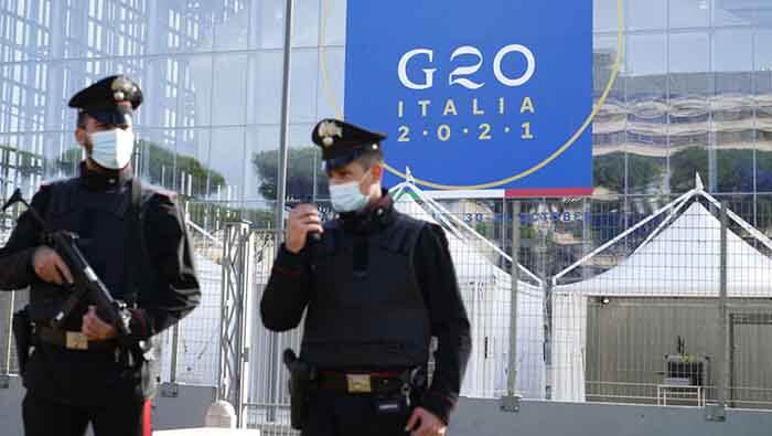 Policías italianos resguardan el centro de convenciones donde se celebrará la cumbre del G20 en Roma.