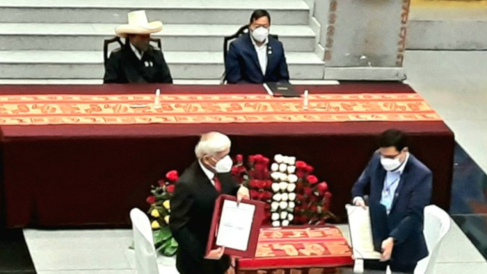 El presidente Luis Arce recibió a su colega peruano Pedro Castillo en la plaza Murillo de la ciudad capital La Paz.