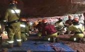 Bomberos atienden a las personas sepultadas en una cueva en el estado de Sao Paulo.