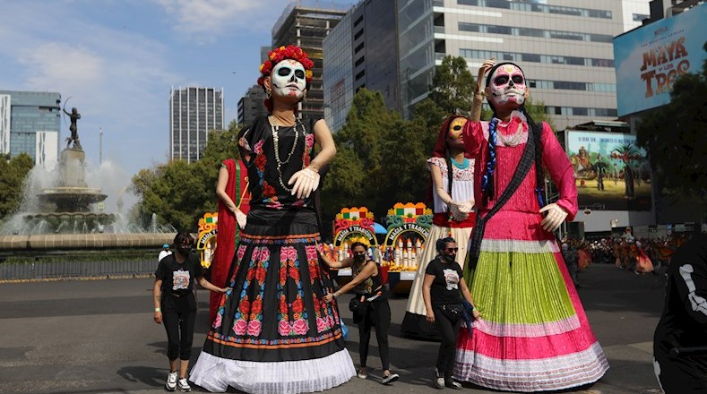 Entre las imágenes más vistosas estuvieron las de muñecas gigantes que representan calacas, unos cocheros, las ataviadas con trajes regionales de Jalisco y una gran calavera.