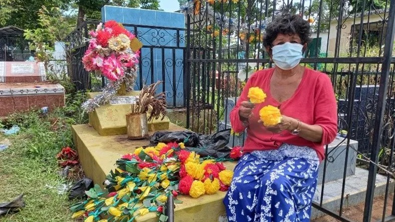 En El Salvador se acostumbra visitar los camposantos con coronas florales y cruces de flores naturales y artificiales, es día de asueto nacional y gran cantidad de personas se traslada para visitar a sus seres queridos fallecidos.