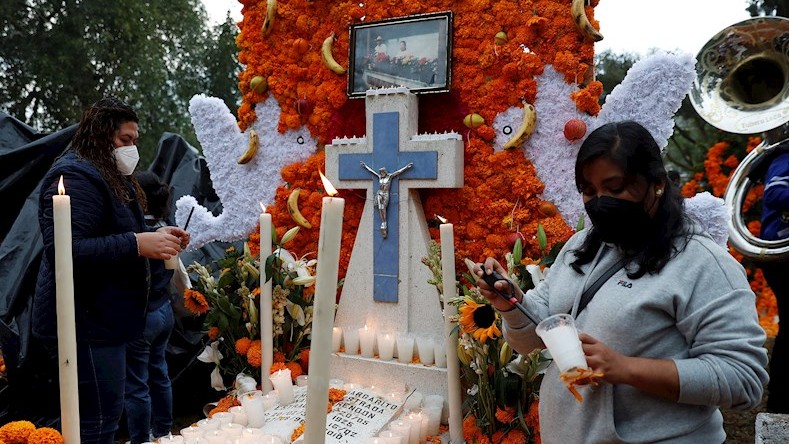 En el centro y sur de México y en algunos países de América Central esta conmemoración religiosa está vinculada con el Día de Muertos, con visitas a los cementerios y colocación de ofrendas de comida y flores.