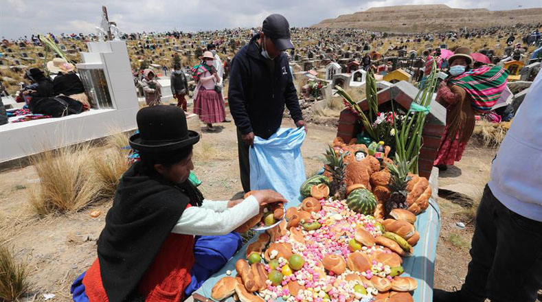 En el cementerio de Villa Ingenio de El Alto, Bolivia, la población acudió con diversas ofrendas para despedir las almas de sus seres queridos. Algunos con música y vistiendo trajes típicos para recordarlos.