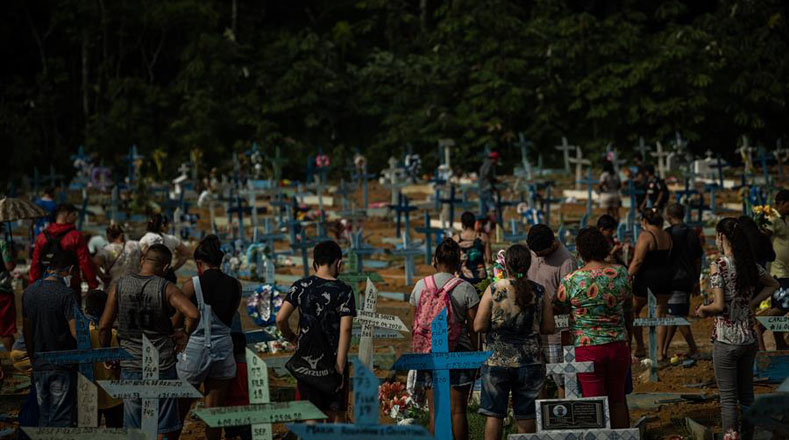 En el cementerio Nossa Senhora Aparecida de la ciudad brasileña de Manaos, estado Amazonas, decenas de personas acudieron para visitar a sus difuntos, principalmente en el área destinada para los fallecidos por la Covid-19.