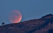 El eclipse de luna es conocido como luna de sangre porque adquiere ese color al cubrirse con la sombra del planeta Tierra.