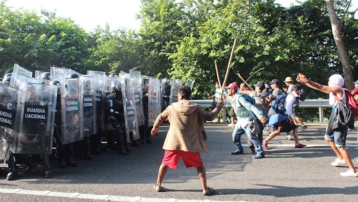 Tras el enfrentamiento de los migrantes con la Guardia Nacional, hubo cerca de 30 arrestos y varios heridos.