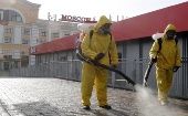 Trabajdores sanitarios en Moscú sanean las calles ante ola de casos de Covid 19.