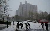 En Beijing, la capital nacional, las nevadas sacaron a las personas a la calle, además de palear nieve, a juegos y otras diversiones, sin que se reporten daños mayores.