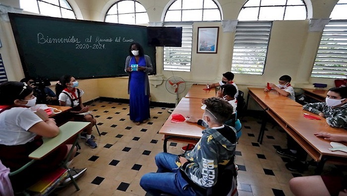 Maestra cubana da la bienvenida a sus alumnos tras el reinicio escalonado del curso escolar.
