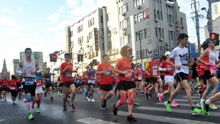 Miles de corredores participarían en la Maratón Shanghái 2021, que fue suspendida indefinidamente ante un rebrote de Covid-19 en el país.