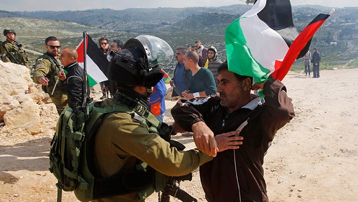 De acuerdo a la ONU, si los palestinos intentan conservar su tierra, con frecuencia se enfrentan a la violencia por parte de las fuerzas israelíes de seguridad.