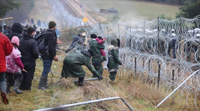 El Gobierno polaco, ante el la llegada de los migrantes a inicios de esta semana, decidió incrementar su presencia militar en la frontera, pues el ministro de Defensa, Mariusz Blaszczak, confirmó este miércoles que ya son 15.000 los efectivos desplegados.