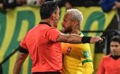 El árbitro chileno Roberto Tobar fue castigado por la Comisión de Arbitraje por omitir faltas de consideración de Neymar Jr. en el partido de Brasil contra Colombia.