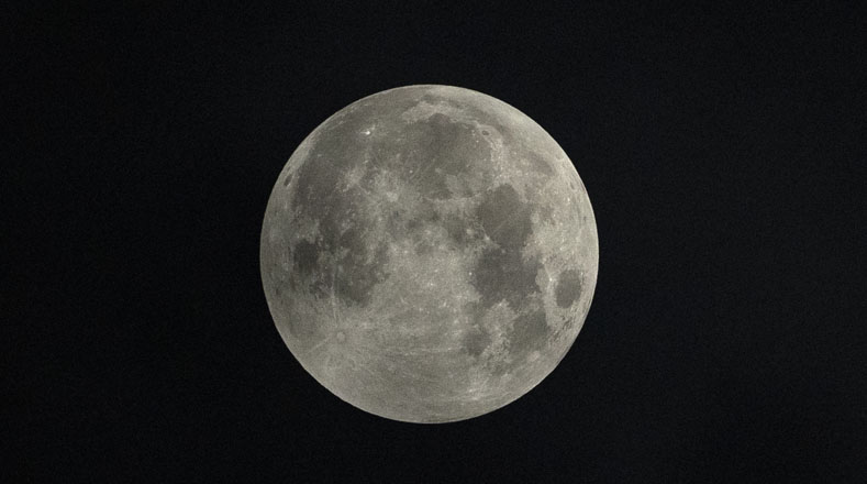 Aunque los eclipses parciales de Luna suelen ocurrir más que los eclipses totales, el de este 2021 fue particularmente largo. El anterior se registró en 2018 y fue durante una hora y 43 minutos.