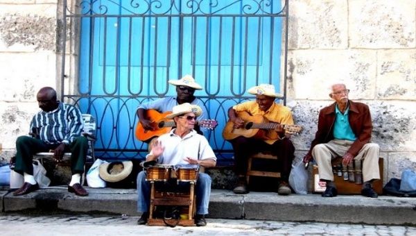 El Son, engendrado en Santiago de Cuba como ritmo netamente cubano estaba dando vueltas por Santiago, Manzanillo, Guantánamo y Bayamo, es decir, por el oriente de la isla cubana desde el clareo mismo del siglo XX.