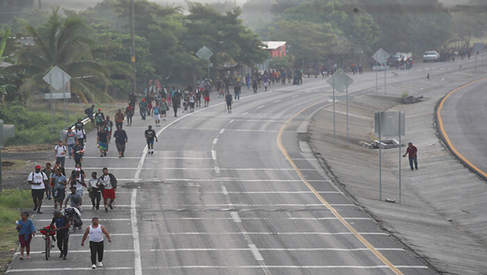 Cientos de migrantes avanzan en caravana por el estado de Chiapas, México.