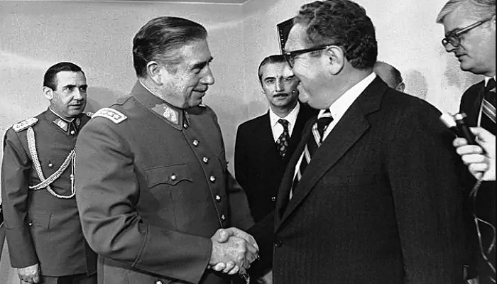 El golpista Augusto Pinochet y el secretario de Estado de EE.UU., Henry Kissinger, rostros visibles del exterminio de militantes de la izquierda.