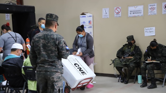 Los oficiales de las Fuerzas Armadas de Honduras distribuyen el material electoral por todo el país y garantizarán la seguridad el día de las elecciones.
