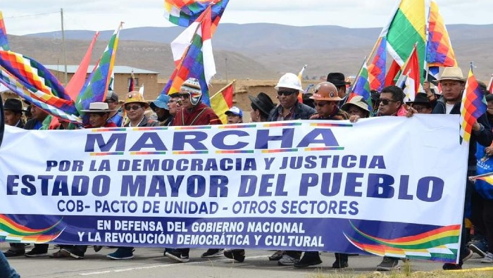 Hace cinco días comenzó la marcha de los movimientos sociales e indígenas, bases de apoyo del Gobierno de Luis Arce y en su camino han recibido el apoyo de las poblaciones por las cuales han atravesado.
