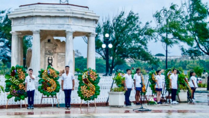 Los participantes hicieron una peregrinación desde la escalinata de la Universidad de La Habana hasta el monumento que recuerda a los alumnos fusilados injustamente en 1871.