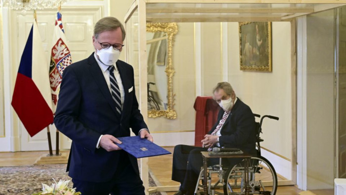 El presidente checo nombra a Fiala como primer ministro en una ceremonia detrás de un vidrio