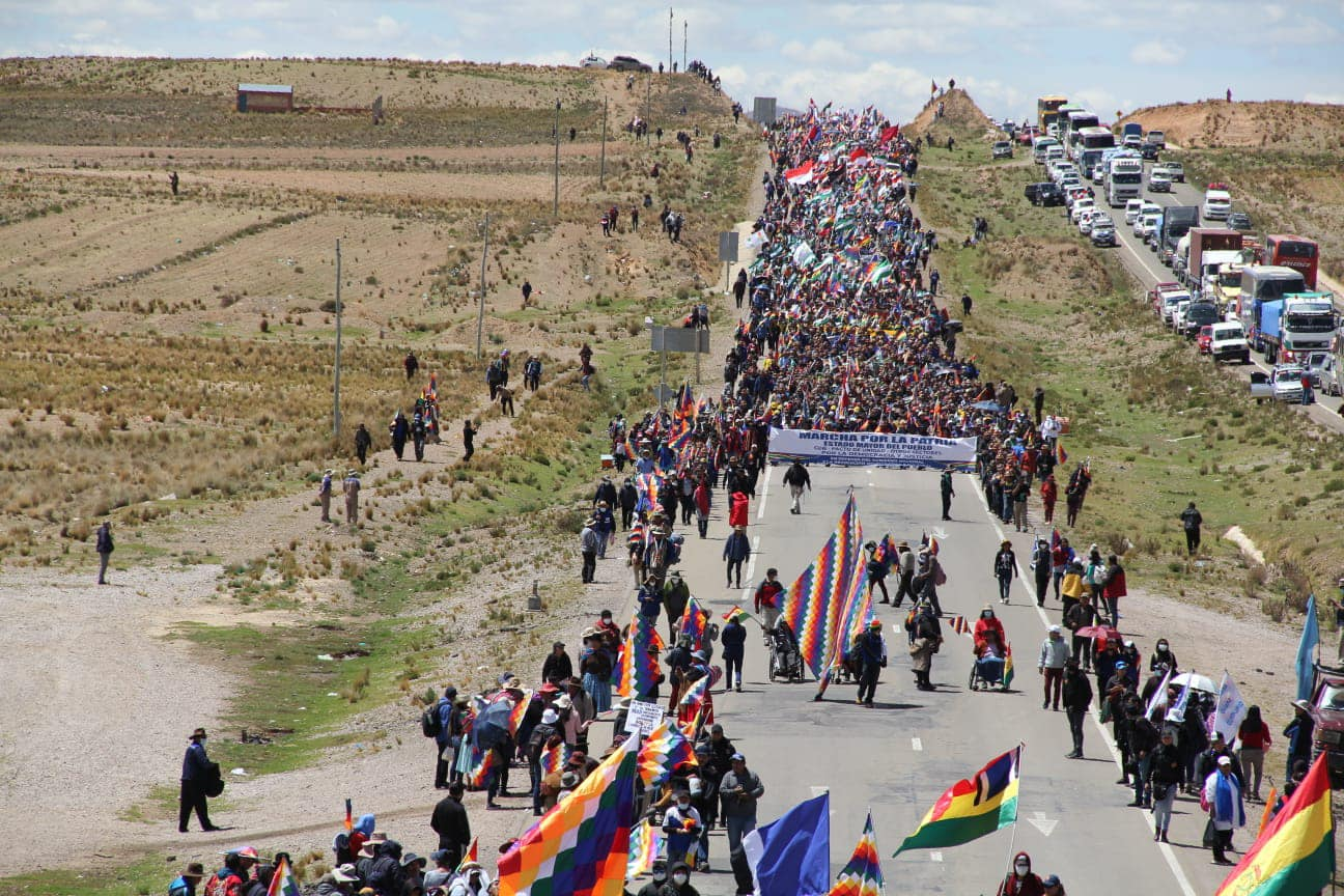 Durante la jornada, los miles de participantes salieron con su bandera Wipala exigiendo el respeto al Gobierno presidido por Luis Arce.