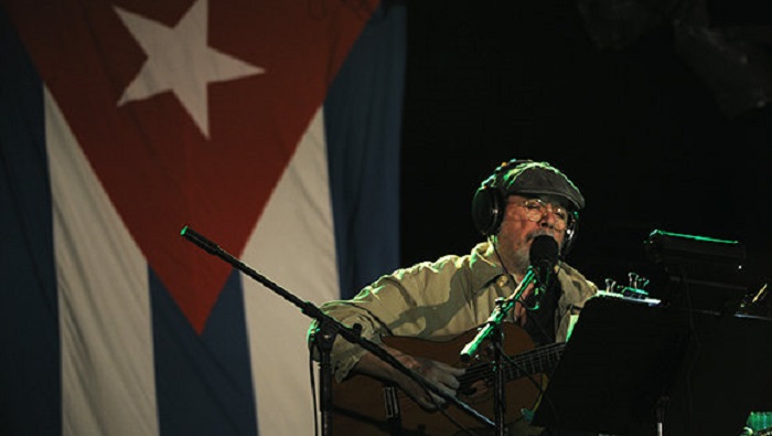 Silvio, como le conocen todos los cubanos y quienes siguen sus composiciones más allá de las fronteras de Cuba, se presenta en su blog segunda cita como “trovador nacido en San Antonio de los Baños, Cuba, en 1946, hijo de Argelia y Dagoberto”.