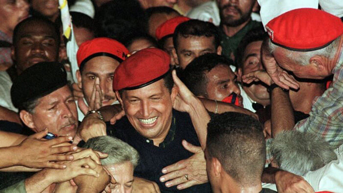 Hugo Chavéz es felicitado por sus simpatizantes tras obtener más del 50 por ciento de los votos en las presidenciales de 1998.