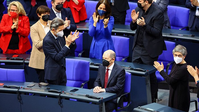 El socialdemócrata Olaf Scholtz de 63 años, ganó la votaciónen el Bundestag por 395 del total de los 736 votos de los diputados.