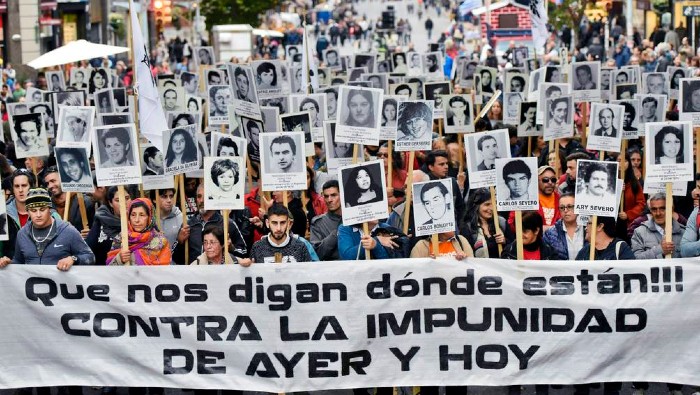La marcha convocada por Madres y Familiares de Detenidos Desaparecidos rechaza otorgar prisión domiciliaria a los represores de la dictadura que rigió al país suramericano de 1973 a 1985.