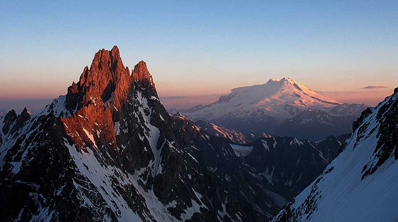 Situada en la parte occidental de las montañas del Cáucaso, con 5.642 metros de altura, el monte Elbrús es considerado el más alto de Europa.