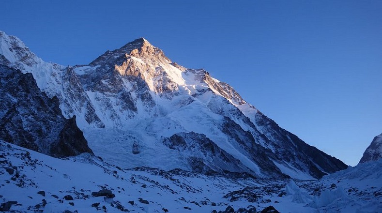 El K2 está ubicado en Los Himalayas. Mide 8611 metros de altura y es la segunda montaña más alta del mundo, una de las más difíciles de escalar.