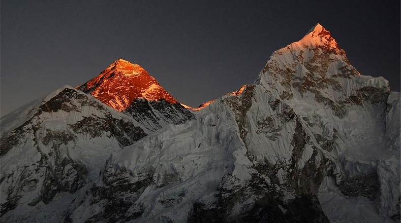 Con 8.840 metros de altura, el Everest es el punto más alto del planeta, y los primeros en alcanzar su cima fueron Edmund Hillary y Tenzing Norgay, el 23 de mayo de 1953. 