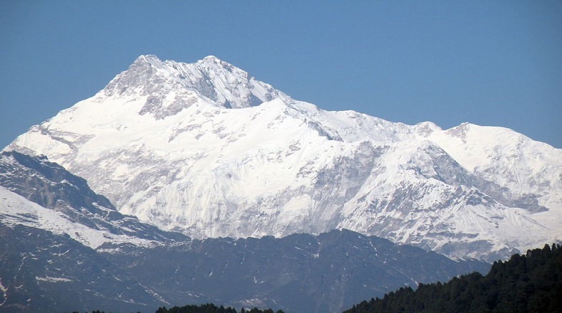 En el tercer lugar de los picos más altos está el Kanchenjunga, que significa "los cinco tesoros de las nieves". Tiene 8.586 metros de altura. 