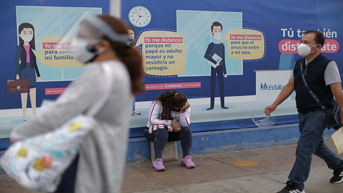 El Ministerio de Salud de Perú se mantiene alerta ante la posible llegada al país de la variante ómicron del coronavirus.