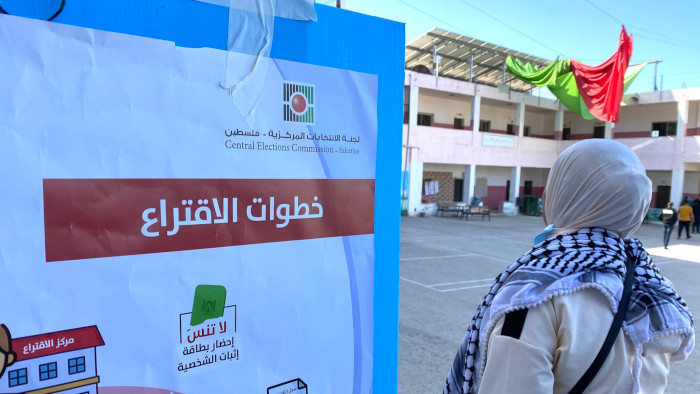 La votación se lleva a cabo en 154 pueblos y ayuntamientos ubicados en Cisjordania, y los colegios electorales cierran a las 19H00 hora local (21H00 GMT). 