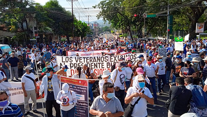 Los manifestantes han denunciado en redes digitales sociales la serie de bloqueos que han recibido por parte de elementos policiales y militares en los puntos de ingreso a la capital salvadoreña.