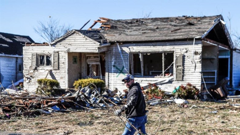 Los residentes comienzan el proceso de recuperación después de que un tornado el 10 de diciembre de 2021 causó la destrucción generalizada de hogares y negocios en Mayfield, Kentucky.