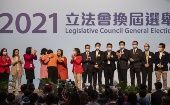 Legisladores electos en los comicios del domingo celebran su triunfo en Hong Kong.
