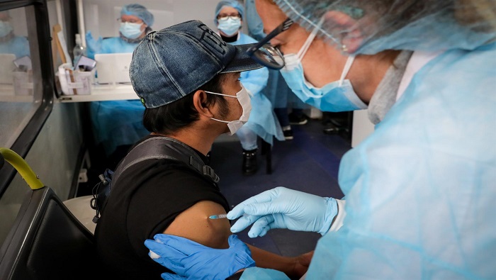 Argentina le donó un millón de dosis de vacunas de AstraZeneca a Bolivia, quien ha ampliado la vacunación en su territorio.