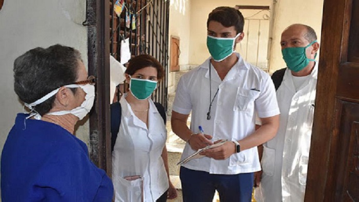 El estudio destaca como fortaleza de Cuba la articulación entre sus técnicos de salud y 28.000 estudiantes de Medicina para hacer promoción de salud y detección temprana de casos.
