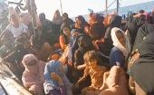 Grupos de pescadores y organizadores locales entregaron bebidas y alimentos a los buscadores de asilo tras avistar el navío.