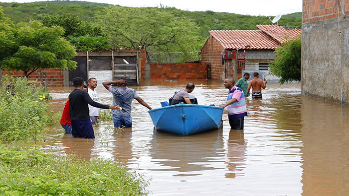 Las fuertes lluvias en el estado de Bahía han provocado el desplazamiento de más de 90.000 personas.