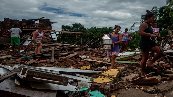 Las autoridades indicaron que más de 53.900 personas están sin hogar por las fuertes lluvias e inundaciones.
