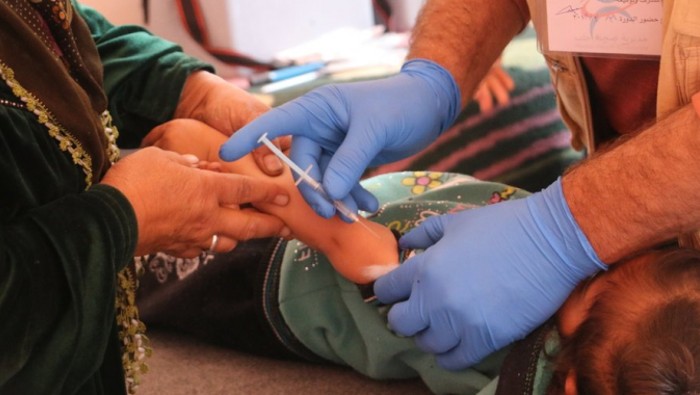 De acuerdo a las autoridades sanitarias sirias, apenas 782.000 personas han sido completamente vacunadas contra la Covid-19, lo cual apenas llega al 5 por ciento de la población del país.