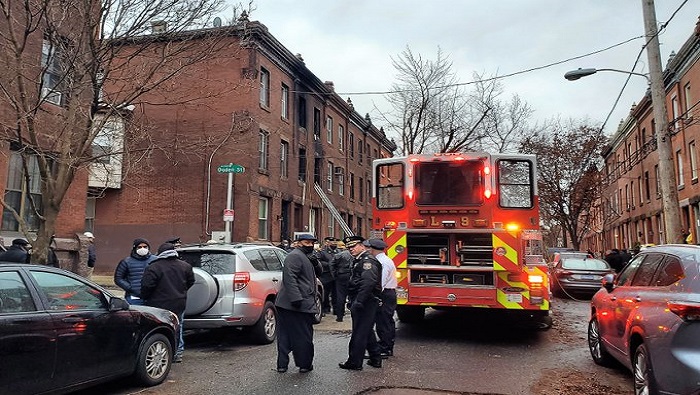 Los rescatistas llegaron a la estructura de tres pisos ubicada en el bloque 800 de la calle 23 Norte, en el barrio de Fairmount.