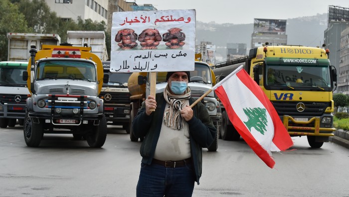 Los conductores libaneses reclaman que se evite que la moneda local se dispare: la libra libanesa ha perdido alrededor del 95 por ciento de su valor en poco más de dos años.